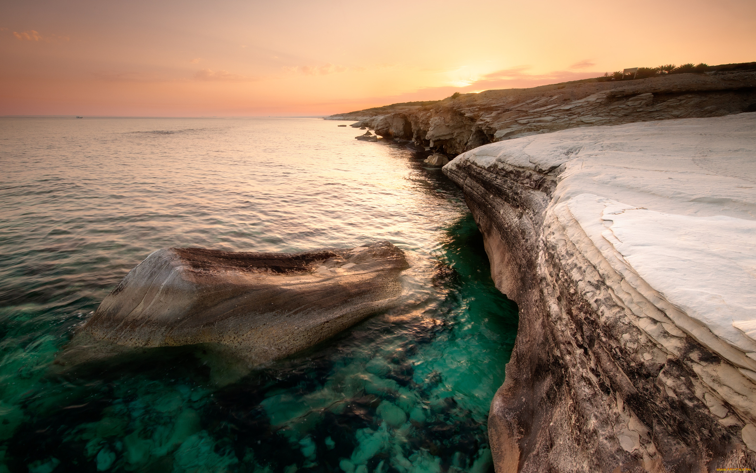 Обо. Кипр. Скала Амбрелла скала зонт гана. Кипр море скала. Вид на океан со скалы.